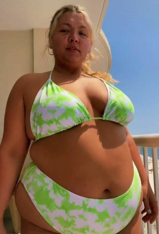 Lexie Lemon (@lexielemonn) #bikini  #cleavage  #bouncing boobs  #balcony  «Suns out buns out #fyp»