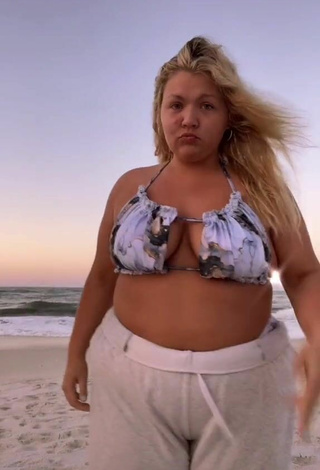 Lexie Lemon (@lexielemonn) #beach  #bikini top  #pants  #beige pants  «i got to play mermaids hahaha #fyp»