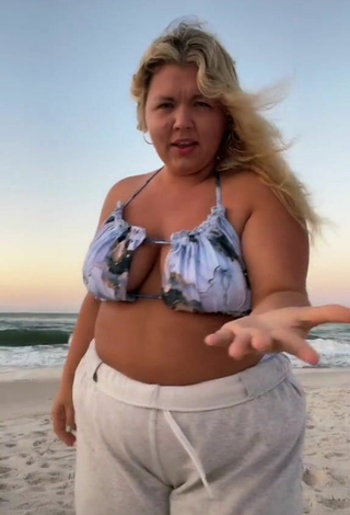 Lexie Lemon (@lexielemonn) #beach  #cleavage  #bikini top  #bouncing boobs 