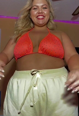 Lexie Lemon (@lexielemonn) #bikini top  #orange bikini top  #bouncing boobs  #booty shaking  «Feeling cute :) #fyp»