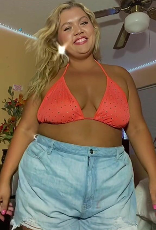 Lexie Lemon (@lexielemonn) #bikini top  #orange bikini top  #booty shaking  #shorts  #jeans shorts  #bouncing boobs  #cleavage  «find the hidden emoji :) #fy...»