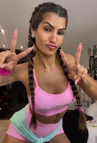 Marina Ferrari (@marinaferrariof) #sport bra  #pink sport bra  #shorts  #pink shorts  #booty shaking  «Dancinha pra animar o dia»