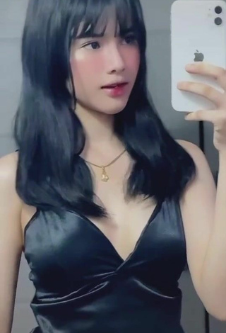 Maxine Trinidad (@maxinetrinidad_) #top  #silk top  #black top  #cleavage  «Lo-qua sorry   bigo id:...»