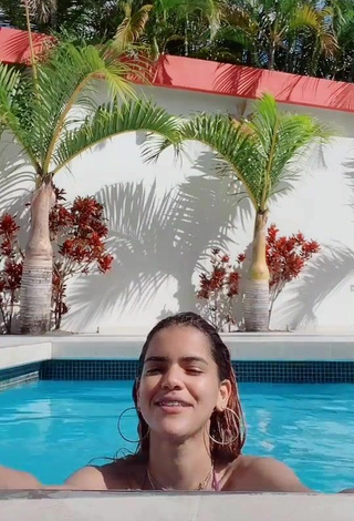 Melissa Rodriguez (@melissa.rodriguez_1) #swimming pool  #bikini top  «Todo iba bien»