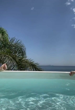 Roberta Pupi (@robertapupi) #swimming pool  #sexy  #bikini  #booty shaking  «Pq chora kardashian??...»