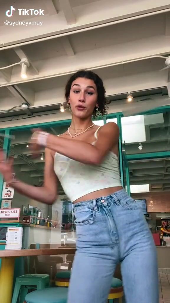 Sydney Vézina (@sydneyvmay) #crop top #cleavage #bouncing... «i’m