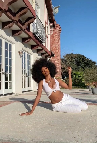 Solána Imani Rowe (@sza) #crop top  #cleavage  #sexy 
