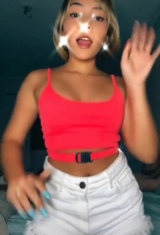 Taynara Cabral (@taynaraacabral) #crop top  #red crop top  #shorts  #white shorts  «SOMOS 100 MIL AAAA OBRIGADAA»