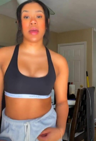 Thyri Frazier (@thyrifraxier3) #sport bra  #black sport bra  #cleavage  #bouncing boobs 