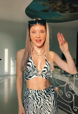 Valeria Vedovatti (@valevedovatti) #cleavage  #crop top  #zebra crop top  #pants  #zebra pants  #belly button piercing  #booty shaking  «Oh, una piccola zebra»