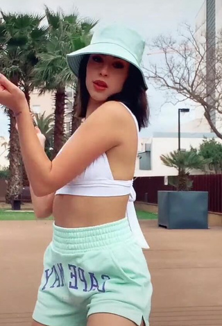 Victoria Caro (@victoriacarotudela) #bouncing boobs  #bikini top  #white bikini top  #shorts  #booty shaking  #light green shorts  «Sígueme bailando...  ¿cómo sigue?»