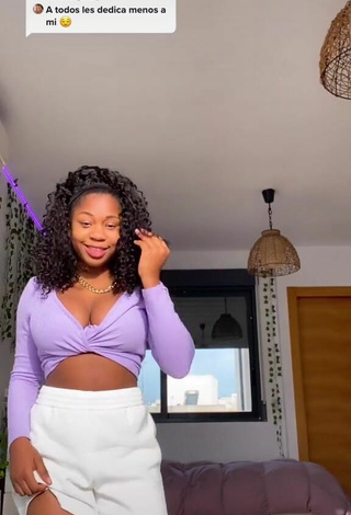 Tania Fernández (@afedezgarcia) #big boobs  #cleavage  #booty shaking  #crop top  #purple crop top  #shorts  #white shorts  «Répondre à @noeliarodriguezz._...»