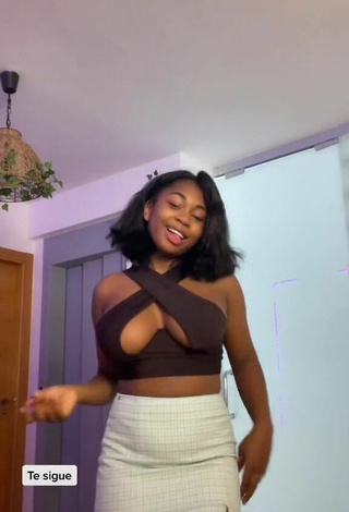 Tania Fernández (@afedezgarcia) #big boobs  #booty shaking  #bouncing boobs  #crop top  #brown crop top  #skirt  #white skirt  «Día 3 de confinamiento   #fypシ»