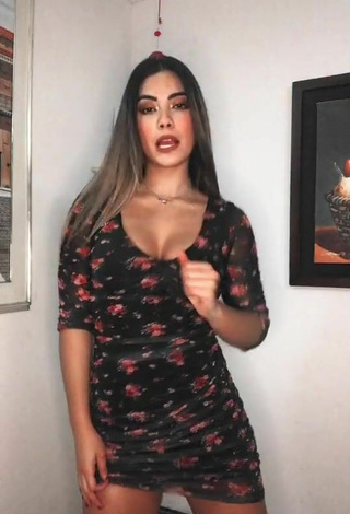 Aleja Villeta (@alejavilleta) #dress  #floral dress  #bouncing boobs  #cleavage  #booty shaking  «Llegué muy tarde al #trend parce...»