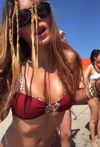 Aleja Villeta (@alejavilleta) #bikini  #sexy  #bouncing boobs  #beach  «Pana mi hermana que se metió...»