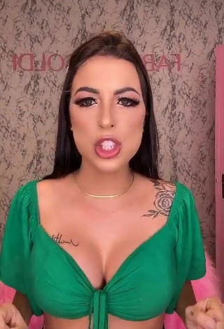 Amanda Ferreira (@amandaferreira0_) #cleavage  #big boobs  #bouncing boobs  #crop top  #green crop top  «Põe isso na sua cabeça #comedia...»