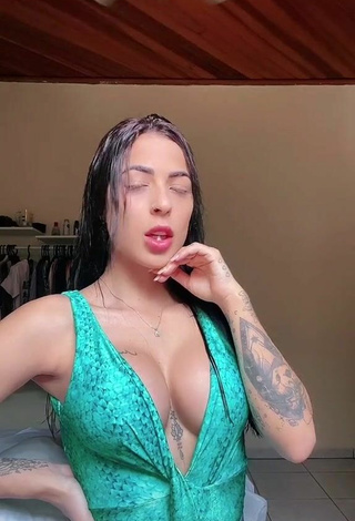 Amanda Ferreira (@amandaferreira0_) #cleavage  #big boobs  #top  #green top  #tattooed body  «KKKKKKKKKKK #fyp #fy #for #foryou»