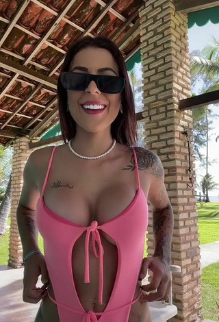 Amanda Ferreira (@amandaferreira0_) #cleavage  #big boobs  #tattooed body  #booty shaking  #swimsuit  #pink swimsuit 