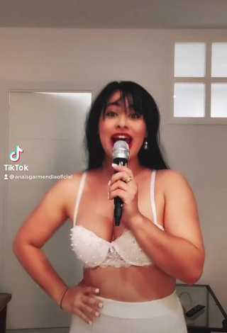 Anais Garmendia (@anaisgarmendiaoficial) #bra  #white bra  #red lips  #cleavage  #big boobs  #booty shaking 