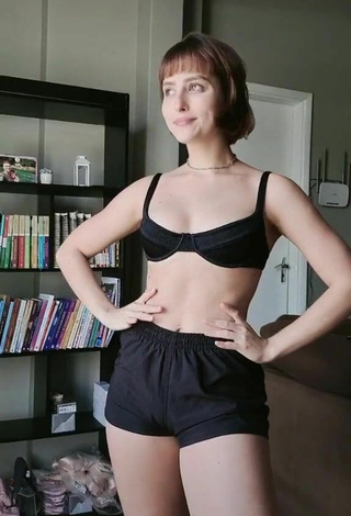 Anny Kelly Almeida (@annykalmeidaa) #bikini top  #black bikini top  #shorts  #black shorts  #twerk 