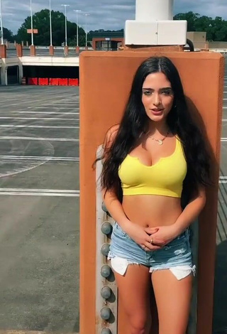 Ansley Spinks (@ansleyspinks) #crop top  #cleavage  #sexy  «all i need @aniela.official...»