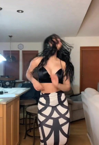 Barbara Ramirez (@barbaramirezzz) #crop top  #black crop top  #cleavage  #big butt  #sexy  #skirt  «#foryoupage #foryou #parati»