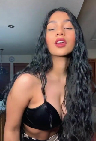 Barbara Ramirez (@barbaramirezzz) #cleavage  #crop top  #black crop top  #booty shaking  #sexy 
