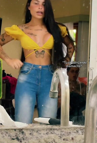 Bárbara (@barbitrs) #cleavage  #crop top  #yellow crop top  #tattooed body  «Espelho sujo do karai hahaha te...»