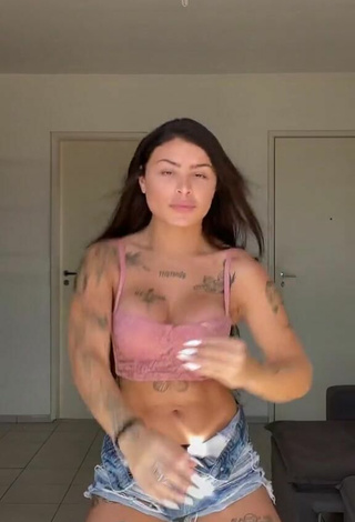 Bárbara (@barbitrs) #tattooed body  #cleavage  #pink crop top  #crop top  #booty shaking  #jeans shorts  #bouncing boobs  «acordei dançarina hoje mores #fy»
