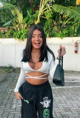 Bela Almada (@belaalmadaoficial) #cleavage  #crop top  #white crop top  #bouncing boobs  #sexy  «ainda não superei esse look»