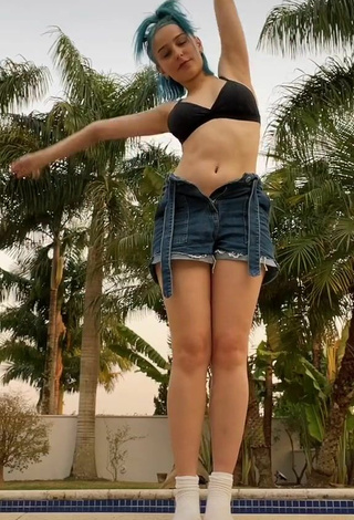Belle Kaffer (@bellekaffer) #bikini top  #black bikini top  #bouncing boobs  #shorts  #jeans shorts  «mlq me empurrou de MEIA na...»