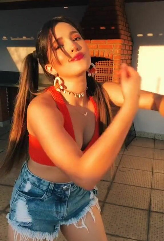 Bya Kessey (@byakessey) #red lips  #crop top  #red crop top  #shorts  #jeans shorts  #cleavage  #booty shaking  «Se não for bom não tem...»