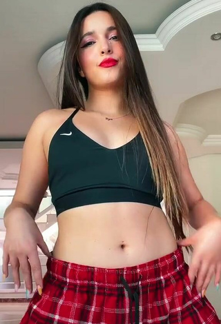 Bya Kessey (@byakessey) #red lips  #booty shaking  #skirt  #checkered skirt  #sport bra  #black sport bra  #cleavage  «Sei lá tava feliz ......»