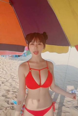 c.0214 (@c.0214) #beach  #bikini  #red bikini  #cleavage  #big boobs  #bouncing boobs  «你看到的時間是幾點幾分？What time do you...»