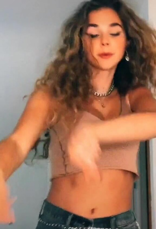 Chrissy Corsaro (@chrissycorsaro) #bouncing boobs  #crop top  #beige crop top  #booty shaking  «your 3rd @ has to do this dance...»
