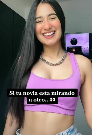 Daniela V (@daiidaniela) #booty shaking  #crop top  #violet crop top  #cleavage  «Estoy mandando notas de voz a...»