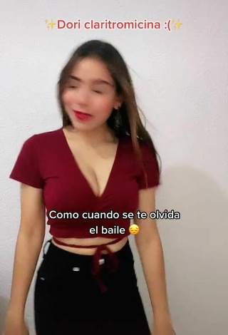 Valentina (@danavalentiiina) #crop top  #red crop top  #booty shaking  #cleavage  «Soy la peor pa estos bailes de...»