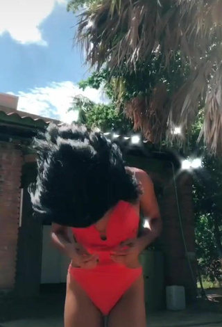 Dayana (@day_) #swimsuit  #orange swimsuit  #booty shaking  «Este baile me pone felizzzz»