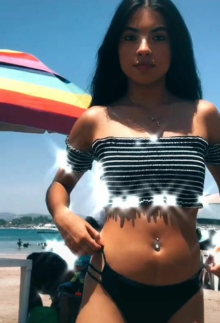 Dayana (@day_) #belly button piercing  #crop top  #striped crop top  #black bikini bottom  #bikini bottom  #booty shaking  #beach  «mi baile favorito del momento✨»