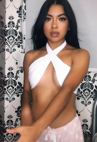 Dayana (@day_) #crop top  #white crop top  #belly button piercing  #booty shaking  #underboob  «me gustas tú»