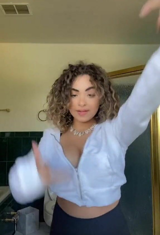 Devenity Perkins (@devenityy) #cleavage  #crop top  #white crop top  #booty shaking  «have a good day loves»