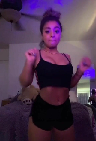 Devenity Perkins (@devenityy) #cleavage  #crop top  #black crop top  #shorts  #twerk  «im going back to bed»