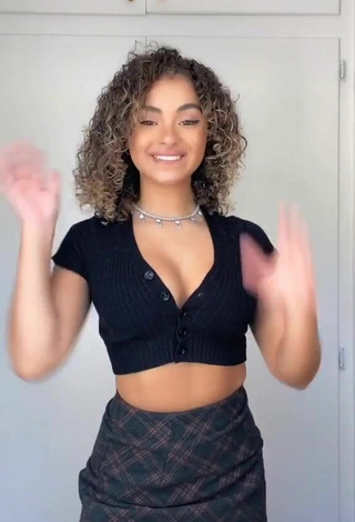 Devenity Perkins (@devenityy) #cleavage  #bouncing boobs  #crop top  #black crop top  #booty shaking  #skirt  #checkered skirt  «tell me that u want me»