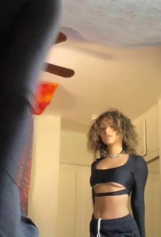 Devenity Perkins (@devenityy) #underboob  #crop top  #black crop top  #booty shaking  «i’m food ￼pregnant atm»