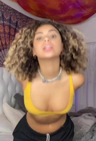 Devenity Perkins (@devenityy) #cleavage  #bouncing boobs  #sport bra  #yellow sport bra  #booty shaking  «my imaginary friend told me to...»