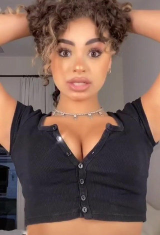 Devenity Perkins (@devenityy) #crop top  #black crop top  #cleavage  #big boobs  «don’t give a»