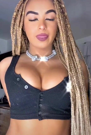 Devenity Perkins (@devenityy) #cleavage  #crop top  #black crop top  #bouncing boobs  #belly button piercing  «talk to me in da comments:)»