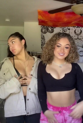 Devenity Perkins (@devenityy) #sexy  #cleavage  #crop top  #booty shaking 