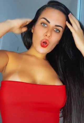 Dine Azevedo (@dine_azevedo) #cleavage  #top  #red top 