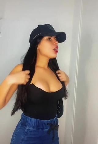 Dine Azevedo (@dine_azevedo) #cleavage  #top  #black top 